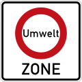 quadratisches Schild mit weißem Grund, darauf ein rundes Schild mit rotem Rand und der Beschriftung "Umwelt", darunter in schwarzer Schrift "ZONE"