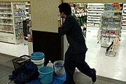 店舗の床の拭き掃除の準備をする人（日本）