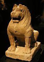 Antiguo león guardián de piedra en el museo de Shanghái.