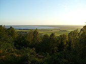 O lago Hornborgasjön visto da montanha de Billingen