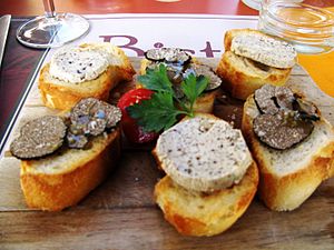 Truffes blanches d'été et beurre de truffe sur canapé.