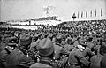 Reichsparteitag 1935. Der riesige Parteiadler ist aus Holz, die Bühne unvollständig.