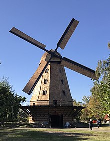 Im neuen Glanz erstrahlt die Britzer Mühle mit den Schindlen aus Lärchenholz