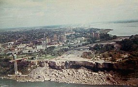 Las cataratas estadounidenses cuando se desvió el caudal del río Niágara en 1969.