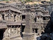 Tempelj Kailasa je eden največjih v skalo vklesanih starodavnih hindujskih templjev v Ellori.