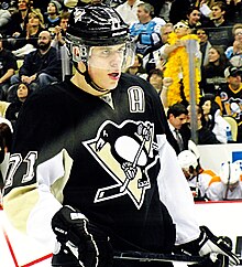 Photographie de Ievgueni Malkine avec le maillot noir des Penguins de Pittsburgh.