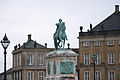 Frederik V.aren estatua, plazaren erdian.