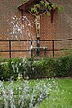 Razpelo gleda na vodnjak anglikanskega svetišča Gospe Walsinghamske