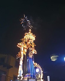 La Statua della Madonna Addolorata di Fiano Romano in processione salutata dai fuochi d'artificio