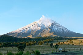 El volcán Popocatépetl, el segundo pico más elevado y segundo más prominente del país, un estratovolcán localizado en el triple punto de Puebla, Estado de México y Morelos