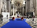 Les cercueils de Simone et Antoine Veil reposant sous la coupole du Panthéon, veillés par des gardes républicains, lors de la cérémonie