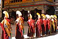 Tibet rahipleri geleneksel giysileriyle.