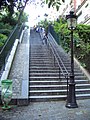 Varanda dunhas escaleiras en Montmartre, París.