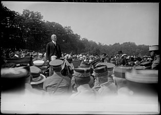 Woodrow Wilson prononçant un discours.
