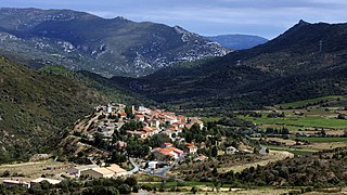 Cucugnan avec au fond le Grau de Padern.