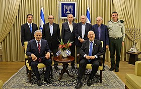 La cérémonie de remise des certificats d'appréciation aux employés du Mossad. Assis à droite se trouvent Reuven Rivlin, président de l'État d'Israël, et à gauche Benyamin Netanyahou, Premier ministre d'Israël. Les chefs du Mossad sont debout, de gauche à droite : Yossi Cohen, Shabtai Shavit, Tamir Pardo, Nahum Admoni, Ephraim Halevy et Hasson Hasson - le secrétaire militaire du président (29 décembre 2015).