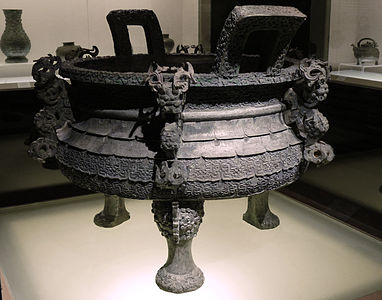 Recipiente de comida en bronce con dragones entrelazados, Shanghái, China, siglo VI.