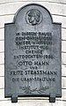 Gedenktafel zur Erinnerung an Otto Hahn und Fritz Straßmann am Otto-Hahn-Bau der FU Berlin (Thielallee 63)