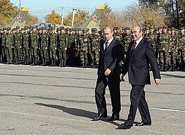 De Russische president Vladimir Poetin en de voormalige Kirgizische president Askar Akajev op de Vliegbasis Kant bij de officiële opening op 23 oktober 2003.