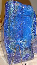 Başlangıçta ultramarin yapmak için kullanılan bir lapis lazuli bloğu