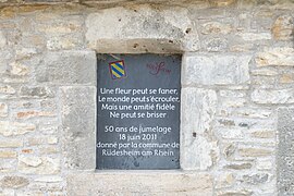 La plaque des 50 ans de jumelage avec Rüdesheim.