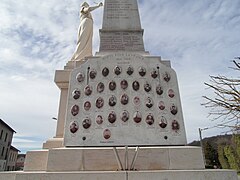 Les médaillons du monument aux morts de Chabons.