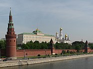 マラソンはモスクワ川とクレムリンの城壁に沿ったフルンゼンスカヤ通りを走る