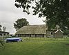 Hallenhuisboerderij in ambachtelijk-traditionele stijl met dwarsdeel