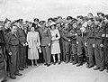 Kraliyet hava kuvvetleri personelleri ile Kral VI. George, Kraliçe Elizabeth ve Prenses Elizabeth (1942)