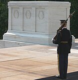 Honnörspost från 3rd US Infantry Regiment vid den okände soldatens grav på Arlingtonkyrkogården, Virginia, USA.