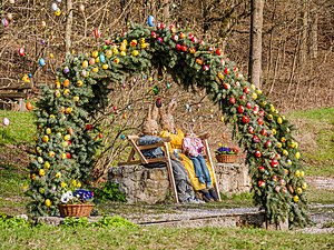 Brunnen mit Osterschmuck