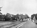 Sphinxbrücke (heute Bismarckbrücke) über einen Graben (um 1900)