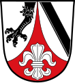 Gemeinde Hergatz In Silber eine eingeschweifte rote Spitze, darin eine silberne heraldische Lilie; vorne ein schwarzer Greifenfang, hinten ein schwarzer Schrägbalken.