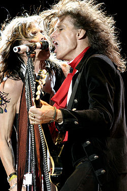Joe Perry (oik.) ja Steven Tyler esiintymässä vuonna 2007.