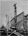 Pali totemici di fronte a case ad Alert Bay (Columbia Britannica) negli anni 1900