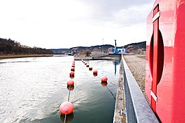 Links: Zufahrt zur Schleuse Bad Abbach (Oberwasser). Rechts: Zulauf zum Bahnstromkraftwerk (Oberwasser) und hydraulische Maschine zur Reinigung des Rechens (blau).