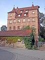 Pfinzingschloss, vorne ein Teil des Hermann-Oberth-Raumfahrt-Museum (2023)