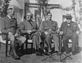 1943年卡薩布蘭卡會議上的法國上將亨利·吉羅、美國總統羅斯福、自由法國領袖戴高樂與英國首相邱吉爾。