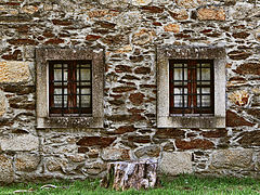 Janelas gémeas - Twin windows (19129857351).jpg