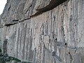 Una foto del monte Behistun. Si notino le dimensioni degli scalatori rispetto a quelle della montagna