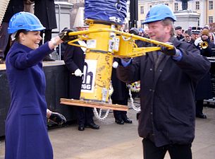 Kronprinsessan Victoria sänker ner den sista stenen 23 januari 2010.