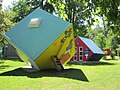 Würfelförmige Pick­nick­häuser (vorne: Haus Winter, dahinter: Haus Frühling), Gestaltung Otmar Alt