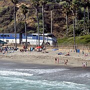 Un ramal ferroviario discurre junto a la costa en San Clemente.