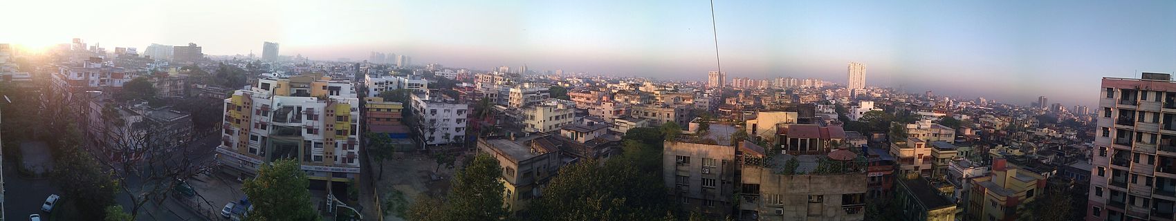 Panorámakép a város egy részéről. Az indiai nagyvárosokban erős a légszennyezettség,[13] itt is látszik a szmog a város felett.
