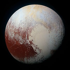 Pluto in der besten Auflösung, kontrastverbessert, farbverstärkt und um Infrarot erweitert