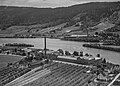 Flybilde av Åssiden, 1954. Bildet viser Buskerud Papirfabrikk(nærmeste) og Jarlsberg Paper Mills. Bildet er tatt i retning Pukerud.