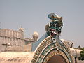 stilisierter Löwe an der Fassade des Valluvar Kottam