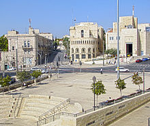 כיכר צה"ל ב-2011. מימין, בנייני עיריית ירושלים; בחזית, האמפיתיאטרון והמדרגות לעבר העיר העתיקה.