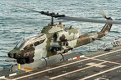 AH-1W Super Cobra száll le egy helikopterhordozó fedélzetére