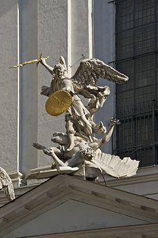 Statue représentant l'archange saint Michel terrassant Satan, au dessus du fronton de l'église Saint-Michel de Vienne, en Autriche. (définition réelle 2 008 × 3 009)